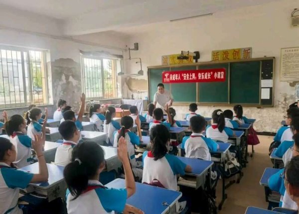 股民之家 团辽宁省营口市委开展“情暖童心”开学季关爱行动